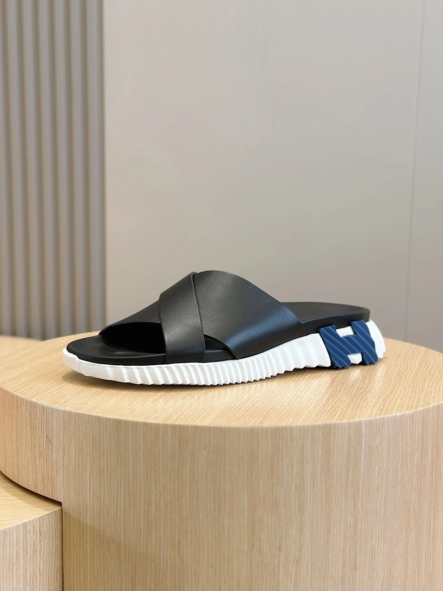 [HERMÈS] Top men's shoes 💰: 340💰 Size: 39-44 (38.45 46 custom-made) Herme*H Home Hermès Men's Sandals and Slippers - Original Replica Purchase the original version and make it one to one, the outsole is privately modeled, and the outsole color corresponding to each color is the same as the original version. Come to those who know the stuff 💪 The ultra-light soles are designed in contrasting colors, and they feel so comfortable on your feet! Calfskin, cowhide feet, private mold outsole.